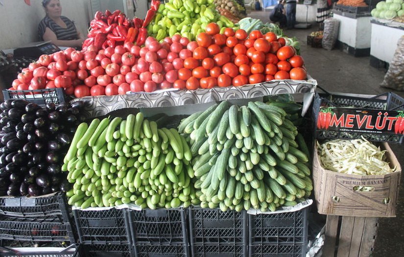 Продажа овощей на рынке Продажа овощей на рынке